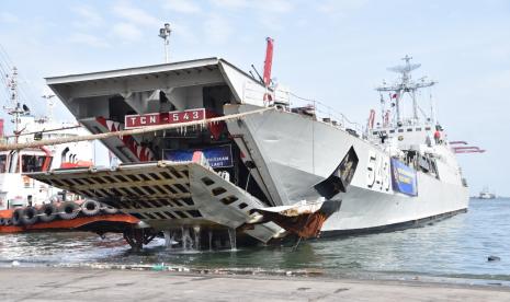 TNI AL memberangkatkan KRI Teluk Cirebon-543 yang membawa kurang lebih 150 ton bantuan untuk masyarakat terdampak bencana di Sulawesi Barat melalui Dermaga Kolinlamil, Tanjung Priok, Jakarta Utara, Rabu (20/1). 