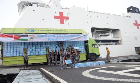 Indonesia marine force distribute aid for palestine.