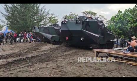 TNI AL terjunkan tank amfibi jenis LVT-7 2 unit dan KAPA K-61 satu unit, untuk merobohkan pagar laut di pesisir Kabupaten Tangerang, Banten, Rabu (22/1/2025).