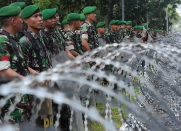 TNI Berjaga mengamankan demo kenaikan BBM