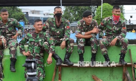 TNI berjaga saat pembongkaran kawasan Kalijodo, Jakarta Utara, Senin (29/2).   (Republika/Yasin Habibi)