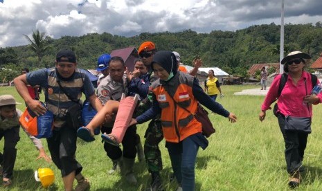 TNI bersama tim medis Rumah Zakat membantu evakuasi korban patah tulang dengan helikopter.