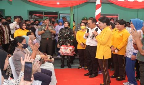 TNI juga melibatkan secara aktif organisasi persatuan isteri anggota TNI dalam upaya percepatan penurunan stunting. Dibawah koordinasi Ketua Umum Dharma Pertiwi Diah Erwiany Trisnamurti Hendrati (Hetty) Andika Perkasa terus melakukan upaya percepatan penurunan stunting di daerah-daerah prioritas.