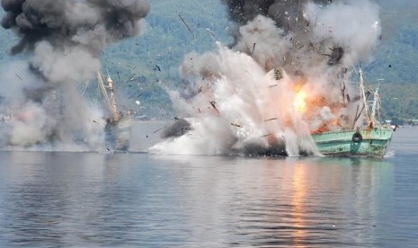 TNI kembali menenggelamkan dua kapal pencuri ikan