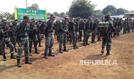 TNI Manunggal Membangun Desa (TMMD) bersama warga bahu-membahu bergotong royong memperbaiki jalan sepanjang 200 meter di RT01/09, Kelurahan Cipayung Jaya, Kecamatan Cipayung, Kota Depok.