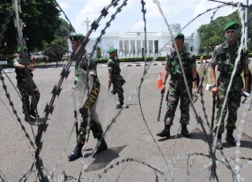 TNi mengamankan pengunjuk rasa di Istana