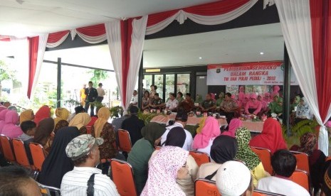 TNI-Polri dengan warga Jakarta Pusat.