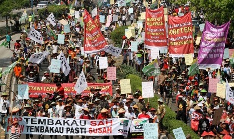 Tobacco farmers rally outside the office of Ministry of Health on Tuesday.  