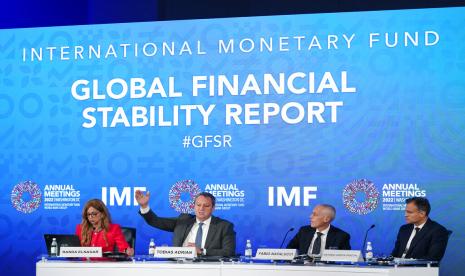 Tobias Adrian, kedua dari kiri, direktur departemen moneter dan pasar modal di Dana Moneter Internasional, berbicara pada konferensi pers tentang Laporan Stabilitas Keuangan Global IMF selama pertemuan tahunan 2022 IMF dan Grup Bank Dunia, Selasa, 11 Oktober. , 2022, di Washington. Juga duduk moderator Randa Elnagar, dari kiri, Fabio Natalucci, wakil direktur departemen moneter dan pasar modal IMF, dan Antonio Garcia Pascual, wakil kepala divisi moneter dan pasar modal IMF.