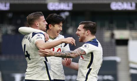 Toby Alderweireld dari Tottenham, kiri, merayakan bersama rekan satu timnya setelah mencetak gol ketiga timnya selama pertandingan sepak bola Liga Premier Inggris antara Tottenham Hotspur dan Leeds United di Stadion Tottenham Hotspur di London, Inggris, Sabtu, 2 Januari 2021.