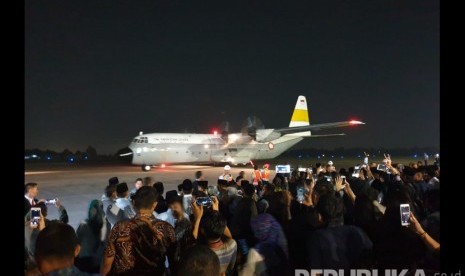 Pesawat Hercules yang membawa Jenazah Istri Presiden RI Ke-6, Ani Yudhoyono sudah tiba di Lanud Halim Perdanakusuma, Jakarta Sabtu (1/6) malam