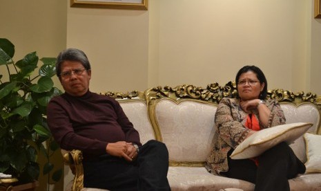 Todung Mulya Lubis (kiri) bersama Konjen RI di Melbourne Dewi Savitri Wahab.