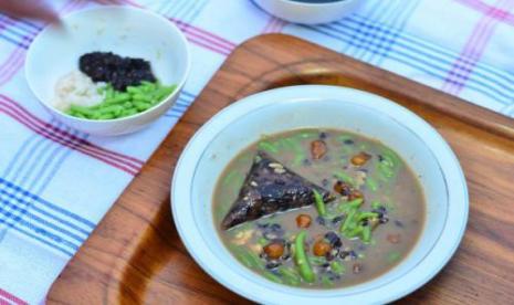  Toge panyabungan merupakan takjil dari Mandailing dan menjadi salah satu menu khas di Medan, Sumatra Utara untuk berbuka puasa Ramadhan.