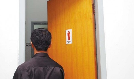 Bolehkah Berbicara Saat Buang Hajat? Foto: Toilet Pria (ilustrasi).