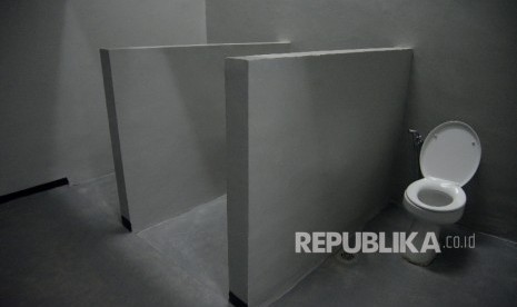 Toilet tahanan pada Rumah Tahanan Negara klas I Jakarta Timur cabang rutan KPK di Gedung KPK, Jakarta, Jumat (6/10). 