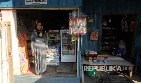 Toko Kelontong di Desa Aji Kuning, Kecamatan Sebatik, =Pulau Sebatik, Kalimantan Utara.