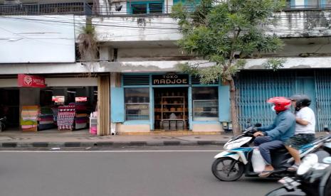 Toko Madjoe ini sudah lama menjual beragam kue kering. Pemilik toko menggunakan resep kue yang telah digunakan secara turun-temurun sejak zaman kolonial Belanda. 