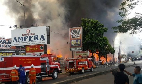 Toko mebel dan bersebelahan dengan RM Ampera di Jalan Soekarno Hatta Bandung terbakar