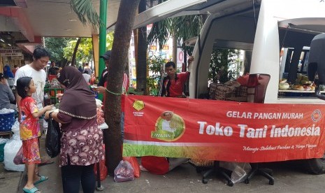 Toko Tani Indonesia Center (TTIC) Kementerian Pertanian kembali melakukan Gelar Pangan Murah (GPM) di Pasar Kebayoran Lama Jakarta Selatan, Sabtu (17/11).