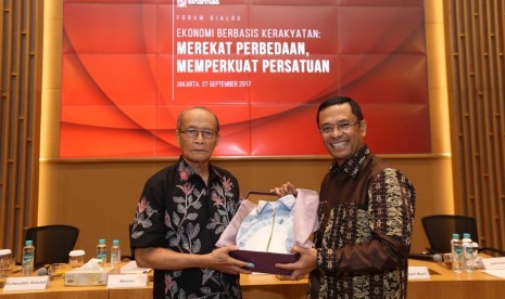 Tokoh bangsa A Syafii Maarif bersama mantan menteri perindustrian Saleh Husin usai berbicara pada Forum Dialog di Jakarta, Rabu (27/9).