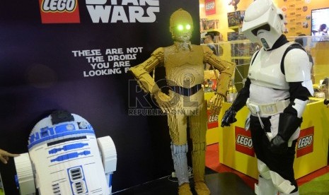 Tokoh film Star Wars dipajang pada pameran Indonesia Comic Con di JCC, Jakarta, Sabtu (14/11).Republika/Wihdan Hidayat