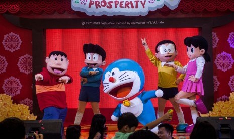 Tokoh kartun Doraemon & Friends beraksi saat acara Live Show Doraemon Blooming Prosperity di Plaza Ambarrukmo, Sleman, DI Yogyakarta, Jumat (1/2/2019). Co-creator Doraemon, Fujiko A Fujio ditemukan meninggal dunia di rumahnya di Jepang, Kamis (7/4/2022).