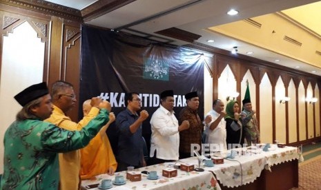 Tokoh Lintas Agama menyampaikan pernyataan sikap atas bom tiga geraja di Surabaya, di Gedung PBNU, Jakarta, Ahad (13/5). 