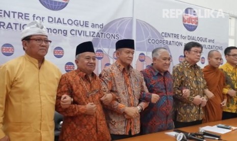 Tokoh lintas agama yang tegabung dalam Inter Religion Council (IRC) Nyoman Udayana, Muhyidin Jumadi, Anwar Abbas, Din Syamsuddin, Philip Wijaya, Bhikku Cihajaya, dan Uung Sendana (dari kiri ke kanan) menggelar konferensi pers di kantor Center for Dialouge Cooperation among Civilisation (CDCC), Jakarta, Kamis (7/9).