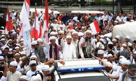 Tokoh masyarakat Arifin Ilham bersama berbagai organisasi masyarakat melakukan longmarch aksi damai di Jalan Medan Merdeka Timur, Jakarta, Jumat (4\11).