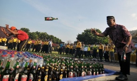 Tokoh masyarakat melemparkan miras saat pemusnahan ribuan liter minuman keras.