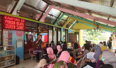 Tokoh masyarakat Pondok Kelapa Imam Ratrioso kampanye cegah stunting.