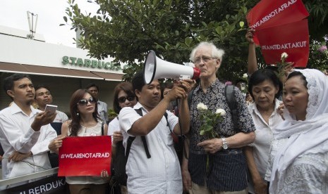 Tokoh masyarakat Romo Franz Magnis Suseno (ketiga kanan) dan Alissa Wahid (kanan) bersama warga melakukan aksi solidaritas di lokasi teror bom di kawasan Sarinah, Jalan MH Thamrin, Jakarta, Jumat (15/1).