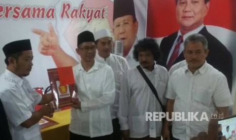 Tokoh muda Cirebon, Nasihin Masha, meramaikan bursa pilkada Kabupaten Cirebon. Dia mendaftar melalui Partai Gerindra.