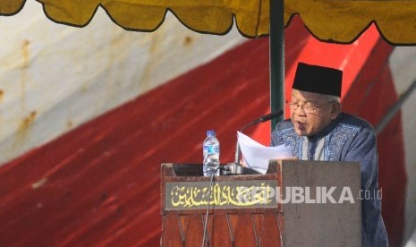 Tokoh Muslim AM Fatwa memberikan ceramahnya seusai pelaksanaan Shalat Idul Adha 1437 H di Pelabuhan Sunda Kelapa, Jakarta Utara, Senin (12/9)