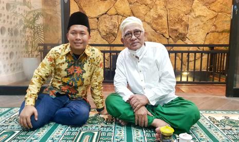 Tokoh Nahdhatul Ulama (NU) KH Ahmad Mustofa Bisri yang merupakan pendiri Himpunan Pengusaha Nahdliyin (HPN) atau kerap disapa Gus Mus (kanan) menerima kunjungan Ketua Umum HPN 2022-2027, Tyovan Ari Widagdo di Pondok Pesantren Raudlatut Thalibin, Leteh, Rembang, Jawa Tengah, Ahad (20/3/2022). 