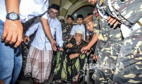 Tokoh Nahdlatul Ulama (NU) KH Maemun Zubair menggunakan kursi roda saat menghadiri deklarasi dan ikrar dukungan relawan dari kalangan petani dan nelayan Priangan Timur untuk pasangan Capres-Cawapres Jokowi-Maruf Amin di Gedung Islamic Centre, Singaparna, Kabupaten Tasikmalaya, Jawa Barat, Senin (18/2/2019). 