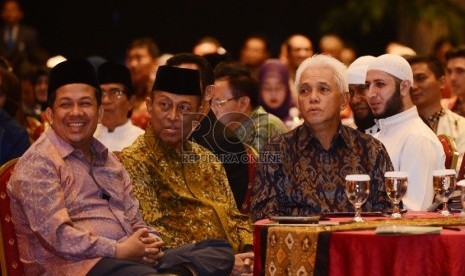 Tokoh Nasional Hatta Rajasa (kanan) bersama Wakil Ketua DPR Amir Hamzah (kiri) menghadiri Halal bi Halal yang dilaksanakan di Menara 165, Jakarta Selatan, Rabu (12/8). 