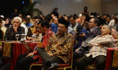 Tokoh Nasional Hatta Rajasa (kiri) bersama Ketua MPR Zulkifli Hasan (kedua kanan), dan Tokoh Nasional Amin Rais (kanan) menghadiri Halal bi Halal yang dilaksanakan di Menara 165, Jakarta Selatan, Rabu (12/8). 