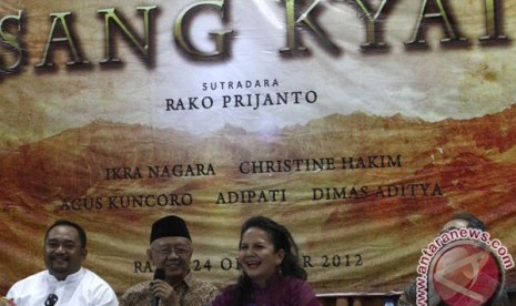 Tokoh NU Salahuddin Wahid (2 kiri) bersama sutradara Rako Prijanto (kiri) dan para pemain film 