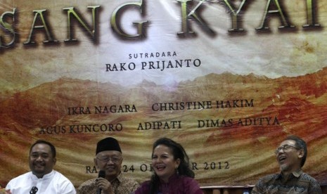 Tokoh NU Salahuddin Wahid atau Gus Solah (dua dari kiri) bersama sutradara Rako Prijanto (kiri) dan para pemain film Sang Kyai Christine Hakim (dua dari kanan) dan Ikra Negara (kanan) berbicara perihal film Sang Kyai pada konfrensi pers dan syukuran film t