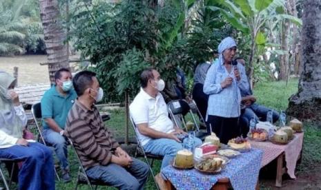 Tokoh Pangandaran yang juga mantan Menteri Kementerian Kelautan Perikanan (KKP) Susi Pudjiastuti (kanan) sedang menyosialisasikan rencana objek wisata baru Sungai Ciputrapinggan di Pangandaran, belum lama ini.   