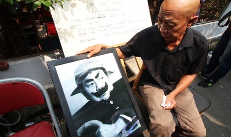 Tokoh pengisi suara Pak Ogah dalam film boneka Si Unyil Abdul Hamid melayat tokoh di balik film boneka Si Unyil Suryadi atau lebih dikenal dengan nama Pak Raden di Petamburan, Jakarta, Sabtu (31/10).