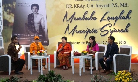 Tokoh Perempuan yang juga Pendiri Lembaga Pendidikan dan Pelatihan (LPP) Ariyanti Bandung, Ariyanti (tengah) tengah menjawab pertanyaan audiens dalam peluncuran buku 'Membuka Langkah Menciptakan Sejarah' di Hotel Holiday Inn Bandung, belum lama ini.