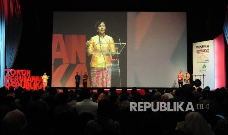 Tokoh perubahan Hotlin Ompusunggu saat malam Penganugerahan Tokoh Perubahan Republika 2015 di Jakarta, Senin (21/3) malam.