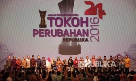  Tokoh Perubahan Republika 2016 berfoto bersama Menteri dan Pejabat Negara saat malam anugerah Tokoh Perubahan Republika 2016 di Jakarta, Selasa (25/4). 