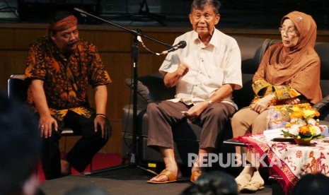 Tokoh sastrawan Jawa Barat Ajip Rosidi menyampaikan pesan kepada kalangan muda pada acara Milad Ajip Rosidi ke-81, di Kampus Institut Seni dan Budaya Indonesia (ISBI), Kota Bandung, Kamis (31/1).