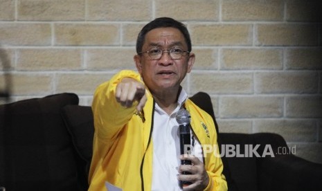 Tokoh senior Partai Golkar Indra Bambang Utoyo memberikan keterangan pers terkait dirinya yang masuk dalam bursa pemilihan Ketua Umum Partai Golkar pada Munas Partai Golkar di Jakarta, Jumat (26/2). 