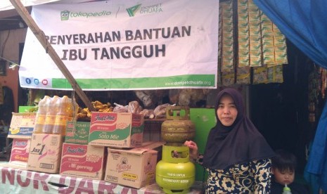 Tokopedia bersama Dompet Dhuafa memberikan bantuan kepada 16 penerima manfaat melalui program Ibu Tangguh.