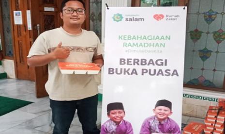 Tokopedia dan Rumah Zakat membantu kondisi masyarakat ini dengan menyalurkan bantuan 150 paket Berbagi Buka Puasa dari donasi pengguna Tokopedia melalui Program Kotak Amal, yang terintegrasi dengan ekosistem Tokopedia Salam, Sabtu (2/5). 