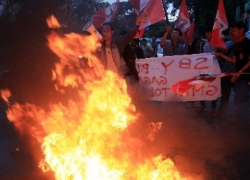 TOLAK KENAIKAN BBM. Aksi bakar ban mewarnai unjukrasa oleh puluhan aktivis Gerakan Mahasiswa Nasional Indonesia (GMNI) di depan Rutan Salemba, Jakarta, Senin (19/3). Dalam orasinya mereka menolak kenaikan harga Bahan Bakar Minyak (BBM) pada April mendatang